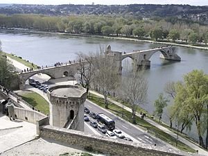 Die Pont d'Avignon, oorblywende deel van 'n historiese brug oor die Rhône.